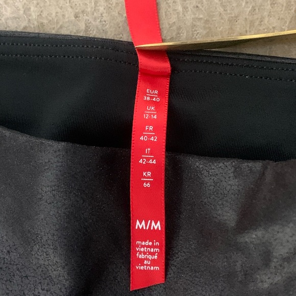 Spanx Womens Faux Leather Leggings Size Medium Black Shimmery Shiny Stretch - Picture 4 of 9